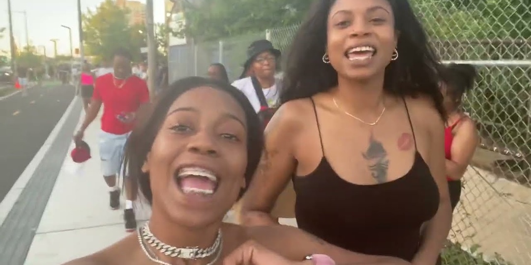 Американка плюнула в борщ:"Это ужасно!" Я поставил её на место одной фразой, иностранка съела две тарелки