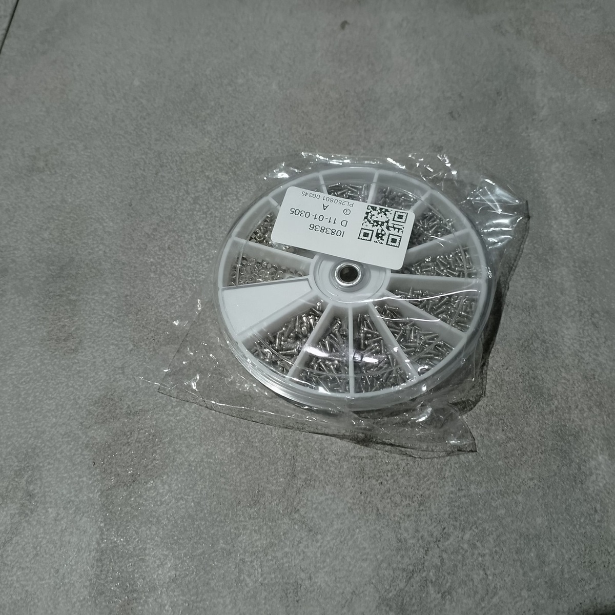      Набор винтов и гаек в компактном органайзере.