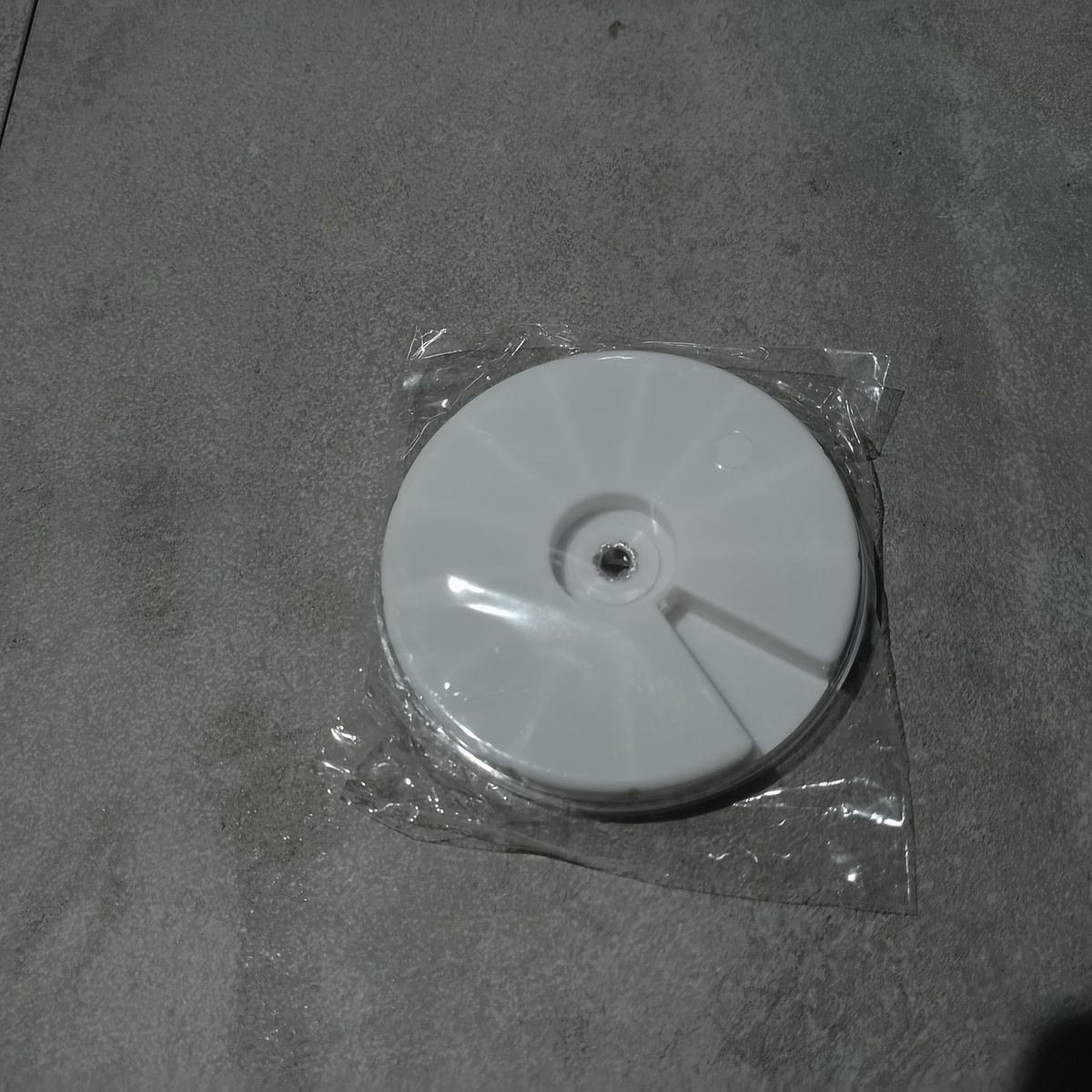      Простой пластиковый корпус, удобно хранить.