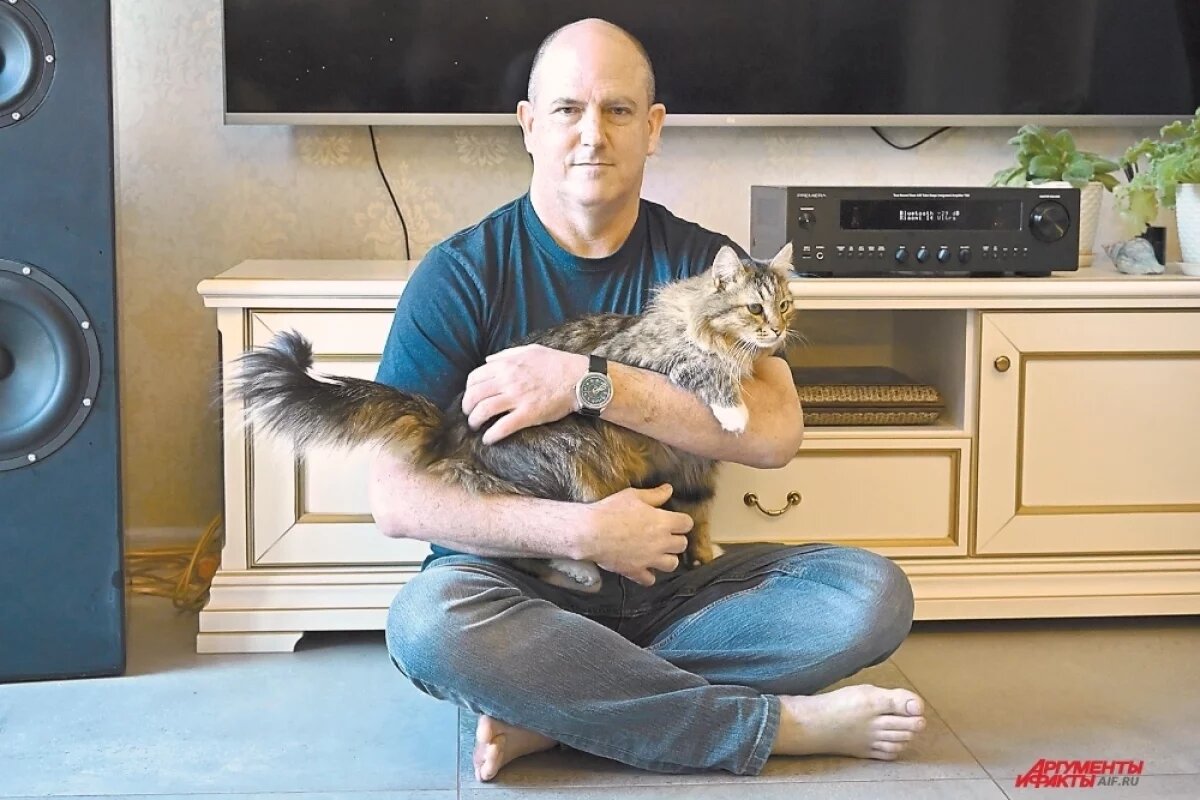    Живой и здоровый Джон Марк Дуган с пушистым питомцем на руках в своей щёлковской квартире.