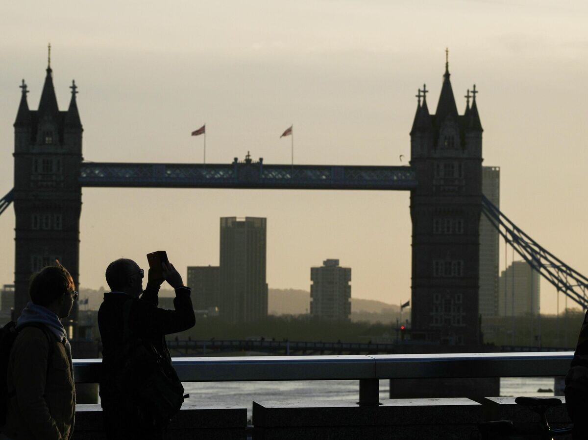    Люди возле Тауэрского моста в Лондоне | © AP Photo / Kirsty Wigglesworth