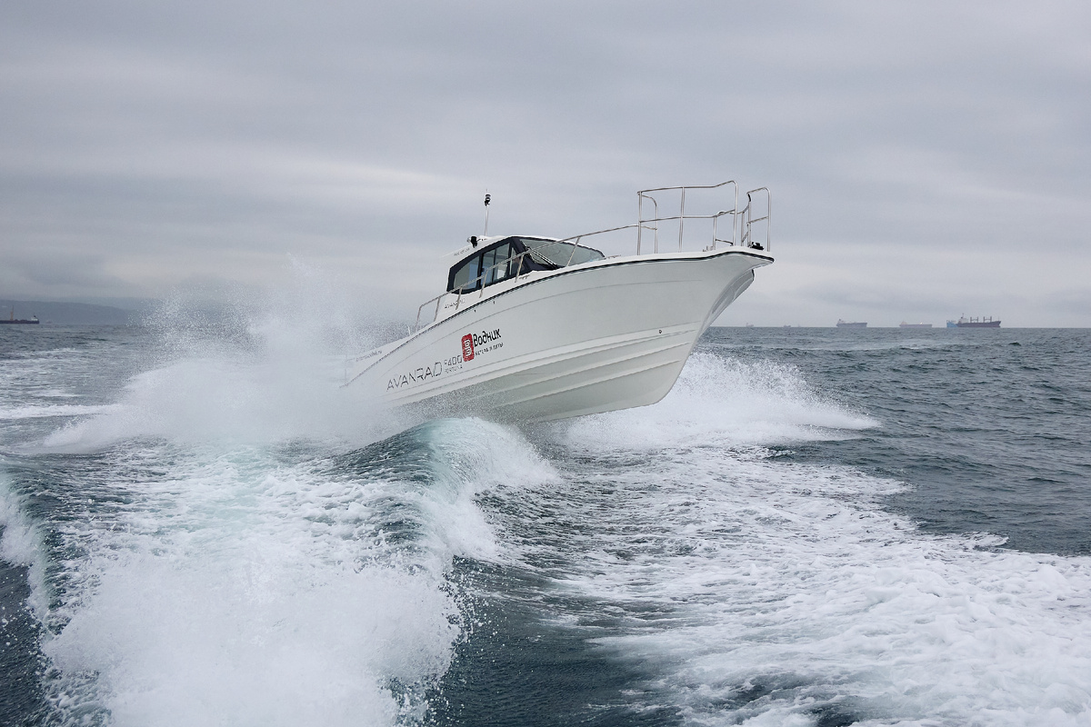 AVANRAID F400 FORTUNA с Suzuki 2хDF300APX. Максимальная скорость: 80 км/ч, крейсерская скорость: 55 км/ч.