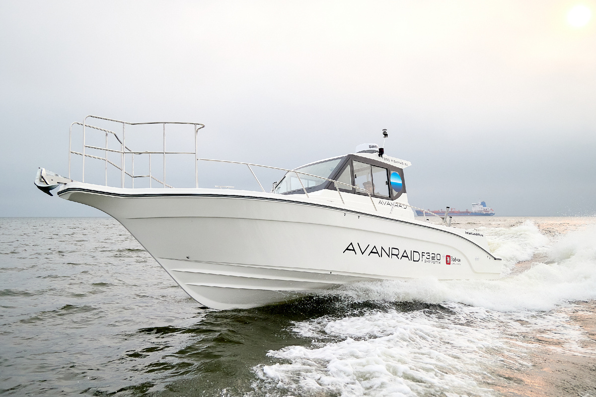 AVANRAID F320 FISHMASTER с Suzuki 2хDF200ATX/AZX. Максимальная скорость: 74 км/ч, крейсерская скорость: 50 км/ч.
