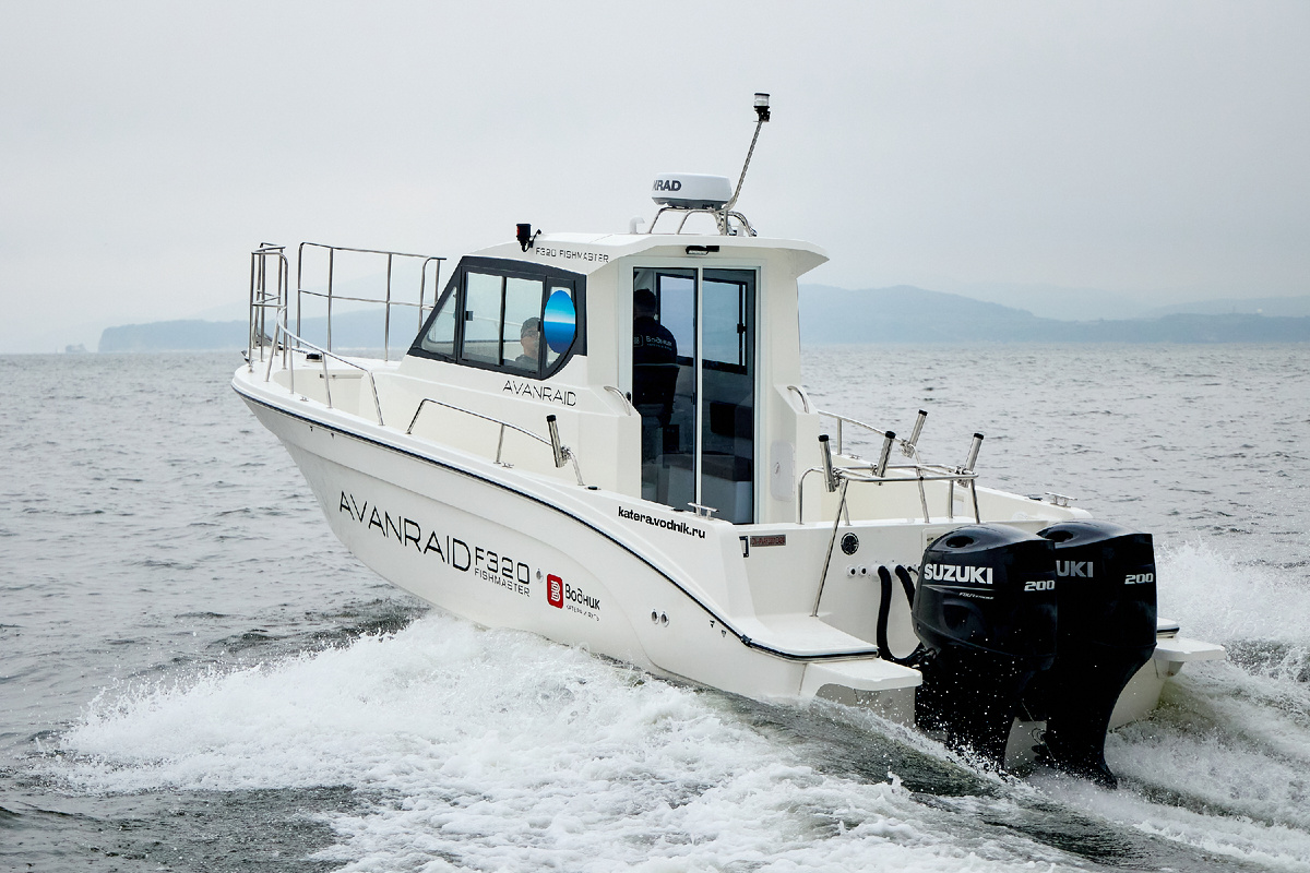 AVANRAID F320 FISHMASTER с Suzuki 2хDF200ATX/AZX. Максимальная скорость: 74 км/ч, крейсерская скорость: 50 км/ч.