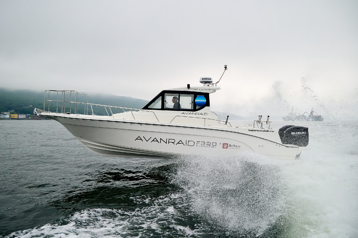 AVANRAID F320 FISHMASTER с Suzuki 2хDF200ATX/AZX. Максимальная скорость: 74 км/ч, крейсерская скорость: 50 км/ч.