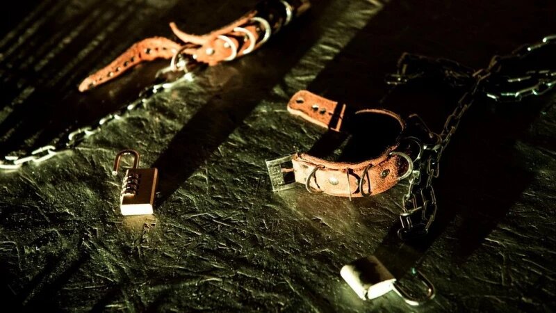     Наручники, цепи. Анна Зайкова