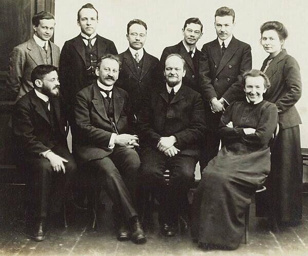    Участники петербургского кружка физиков. Сидят (слева направо): П. Эренфест, А. Иоффе, Д. Рождественский, Т. Афанасьева-Эренфест. Стоят (слева направо): В. Чулановский, Г. Вейхардт, Л. Исаков, Г. Перлиц, В. Бурсиан, Я. Шмидт. Фото: Рувики