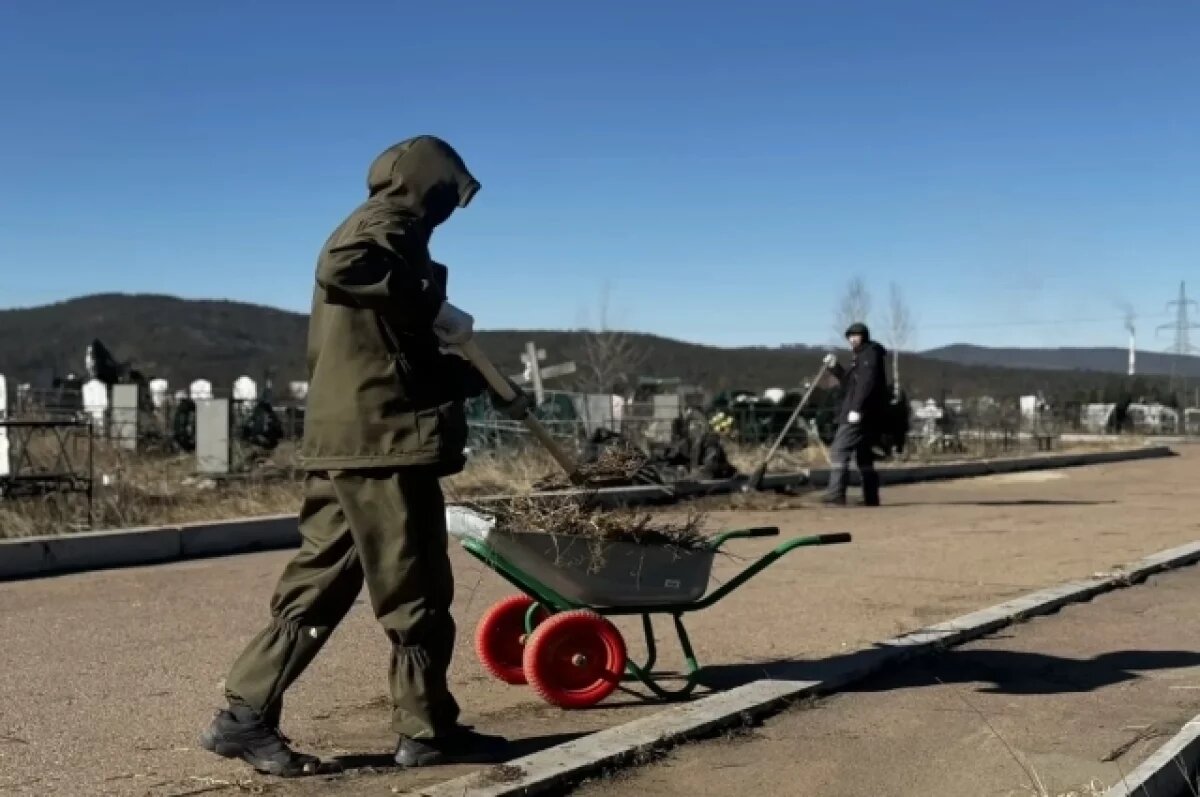    В Улан-Удэ начали обрабатывать кладбища от клещей перед Радоницей