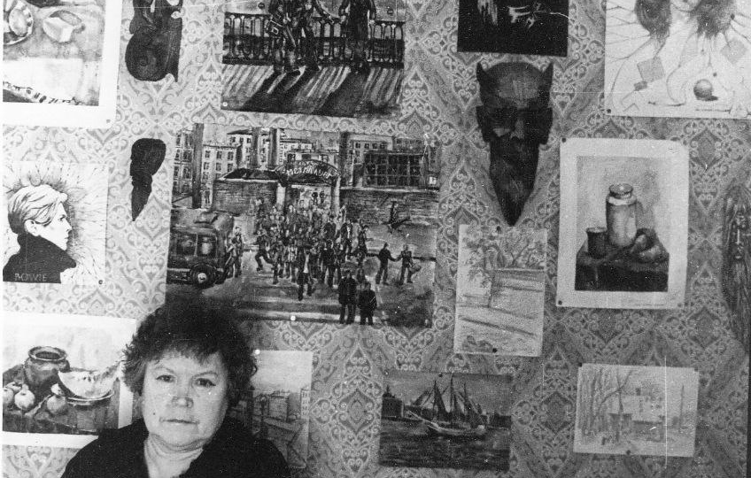 Валентина Васильевна Цой в комнате сына. Март 1992 года. Бассейная улица, 41.