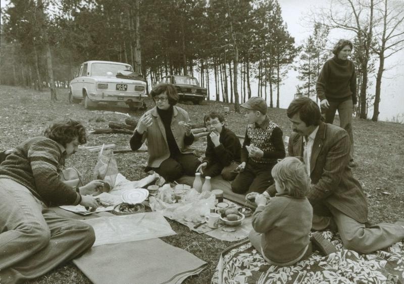Фото Пикник, 1981 год, Куйбышевская обл. Изображение взято с сайта https://735606.selcdn.ru/thumbnails/photos/5/3/s/53s52b31d865d9b1_1024.jpg