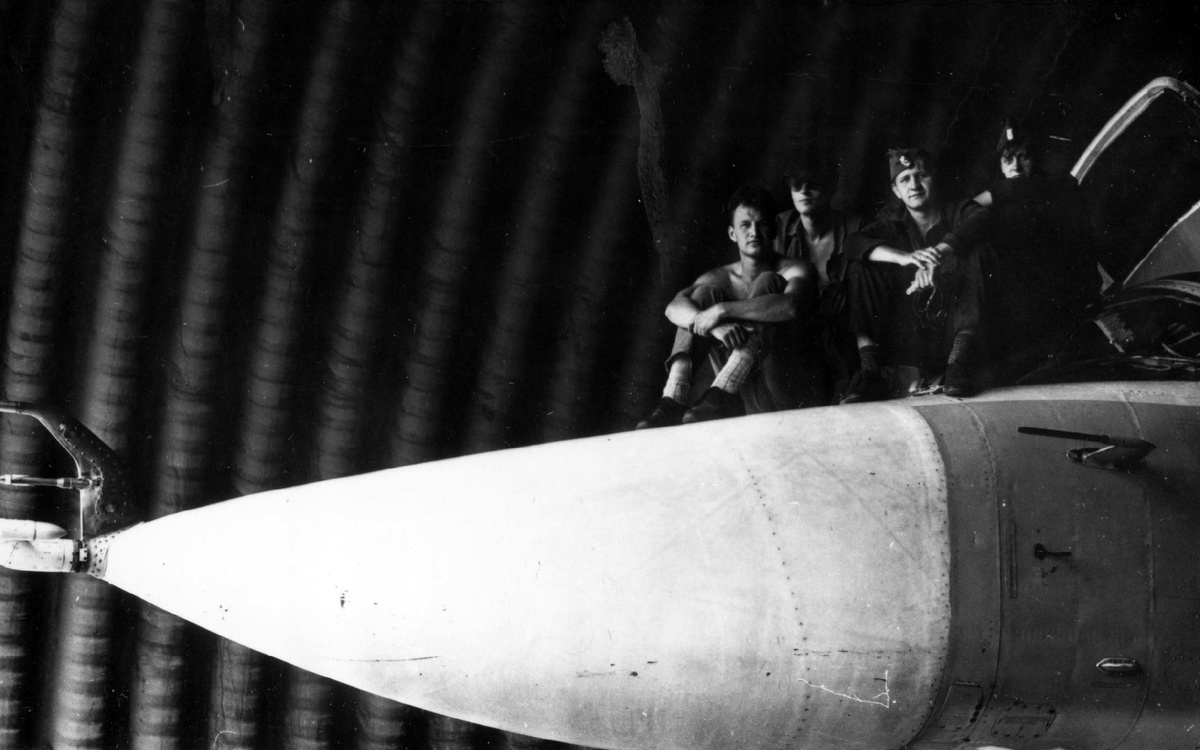 п. Хурба. 1994 год. Выпускники Калининградского ВАТУ и Иркутского ВВАИУ. Самолëт Су-24, бортовой номер 23, на нëм я стартехом служил. 