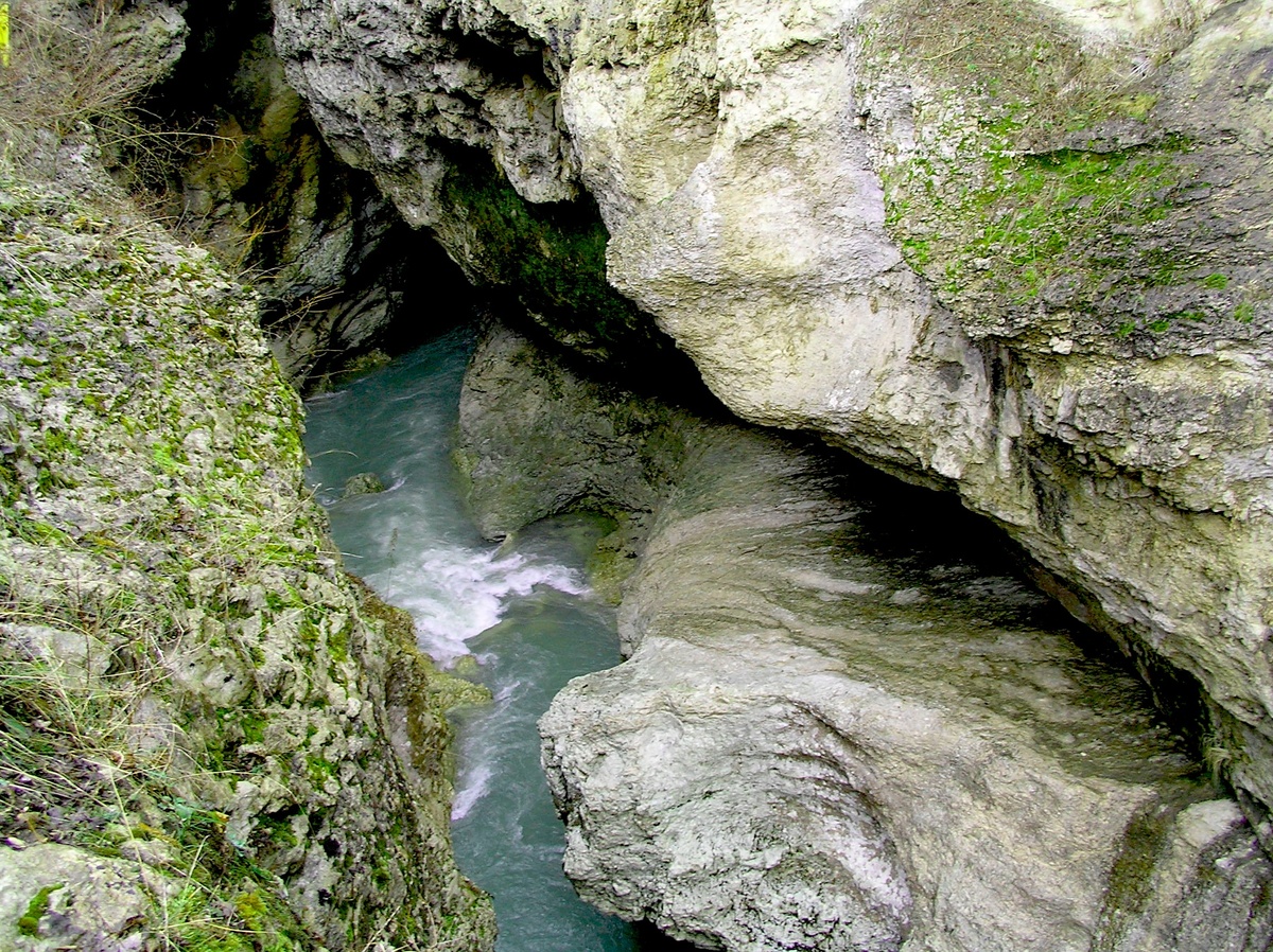 Хаджохская теснина — это узкий участок реки Белой, зажатый скалами