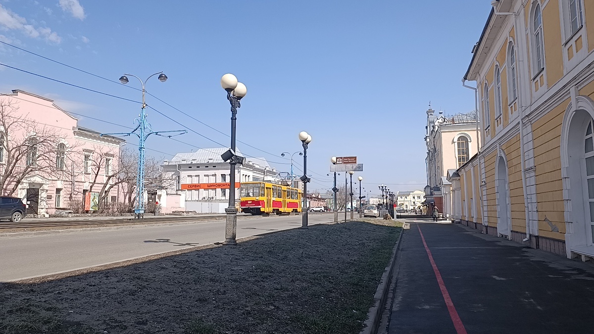 Фото Демидовской площади в нормльнм ракурсе у меня не оказалось,так что смотрим на улицу, выходящую на нее.