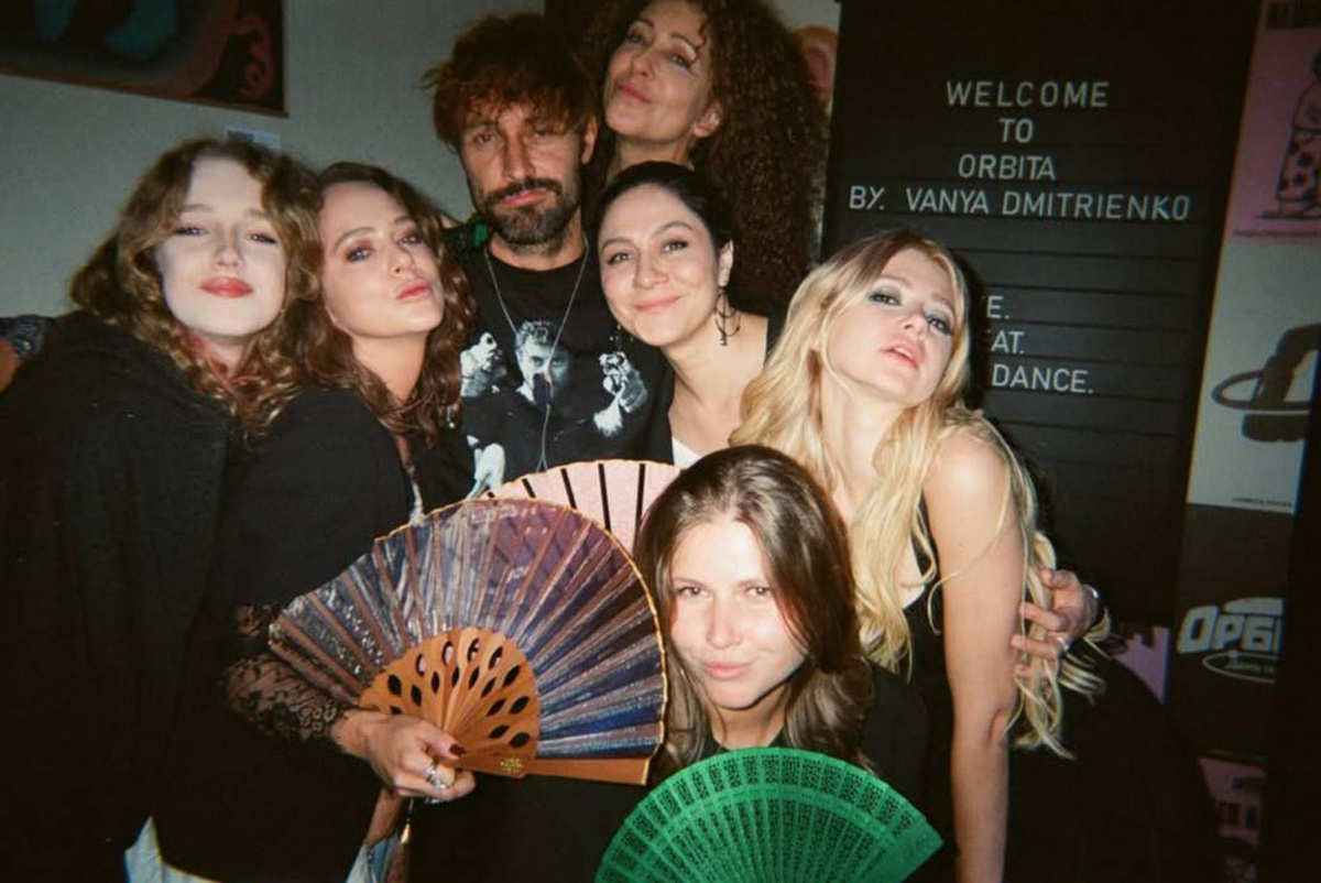    Аглая Тарасова, Антон Филипенко, Анастасия Уколова с друзьями и родными. Фото: Соцсети Анастасии Уколовой