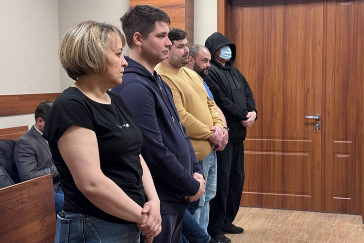    Вместе с Гибадуллиным на скамье подсудимых еще 5 человек: Фарид Насретдинов, Айрат Гыйбадуллин, Ильдар Каримов, Рамазан Рамазанов и Гульнара Ураимова.   
Фото: Альбина Фархутдинова