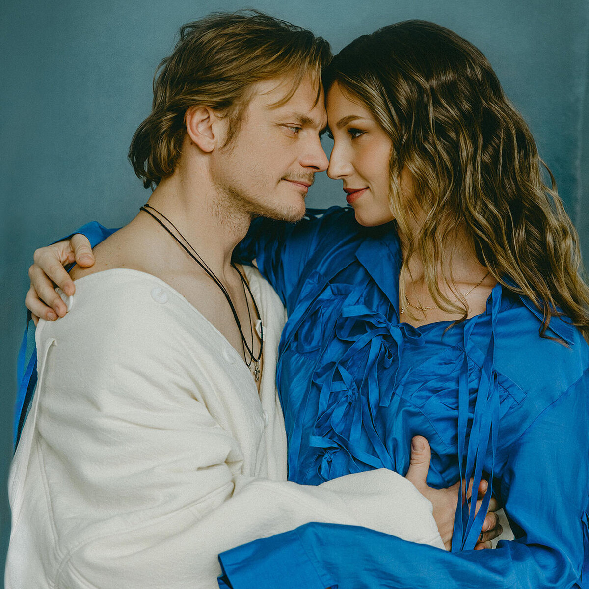    На Марте платье Gapanovich; на Евгении куртка Oleg Levitskiy Ирина Заргано