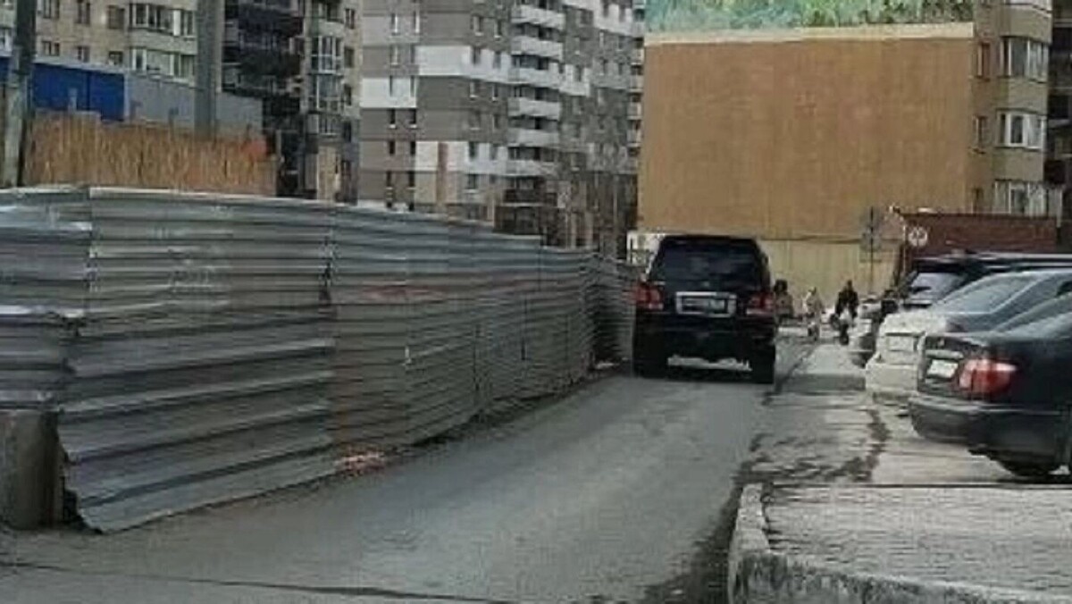    Ширина единственой дороги, ведущей к ЖК, сократилась до одной полосы   «Выборная Онлайн»