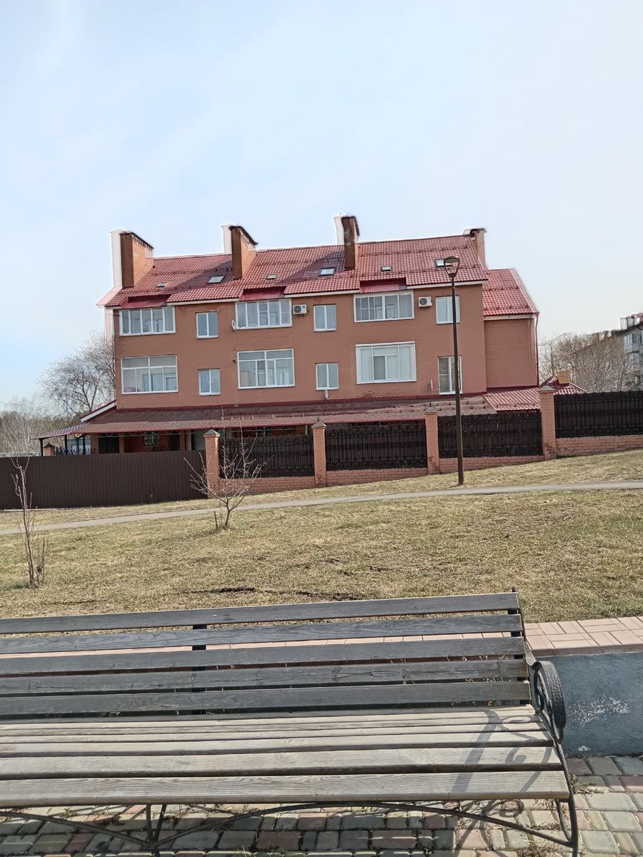 Жилой дом расположен рядом с лодочной станцией. Жильцы дома практически из окон могут наблюдать красоту реки и природы, ну и конечно имеют возможность прогуляться практически в любое время. 