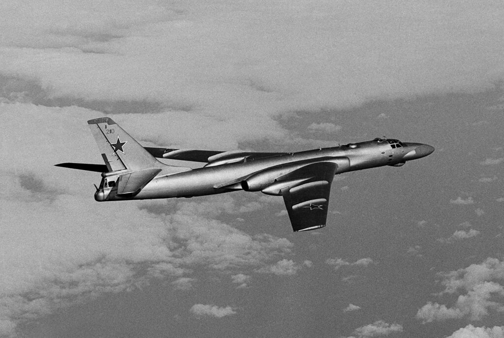 Серийный морской ракетоносец Туполев Ту-16К10 – носитель самолета-снаряда К-10С разработки Микояна и Гуревича