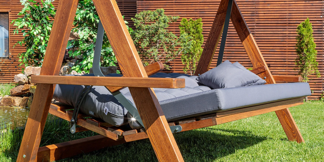 Куда поставить диван, а куда качели: гид по садовой мебели