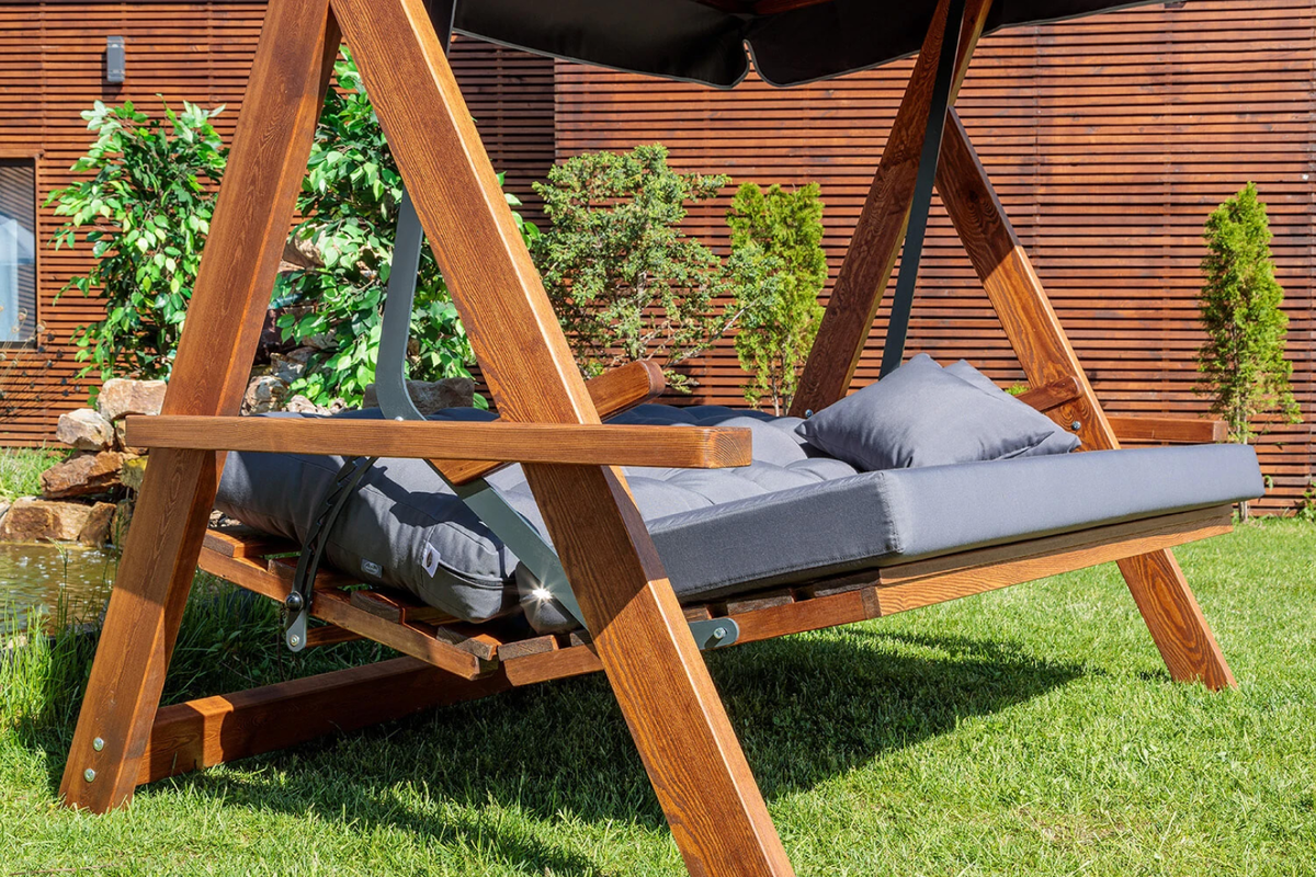 Модель раскладывается, позволяя удобно вытянуться и даже вздремнуть. Навес защитит от яркого солнца.