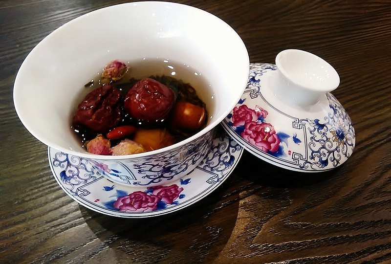 Обычный чай вечером только мешает расслабиться: 3 домашних напитка, после которых и сон, и кухня ощущаются совсем по-другому