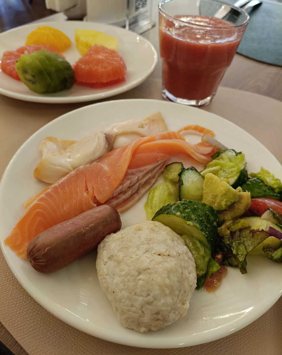 Сосиска - говяжья, а паровая котлета куриная! Не смогла без курицы уже). И муж - как увидел у меня на тарелке котлету, сразу: О! Где ты взяла? И пошёл! Какая там сёмга, если паровая котлета есть! 😂 ..А салат с авокадо очень вкусный👍