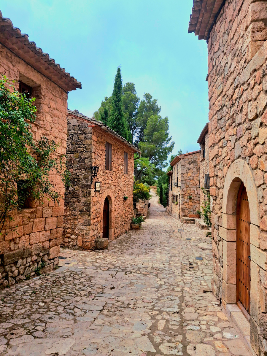 Центральная улица деревни Сиурана. Начинается от входа и оканчивается на краю скалы