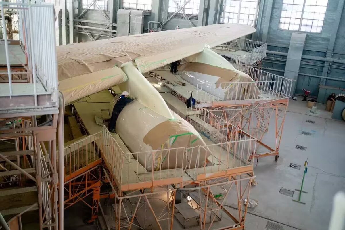    Ил-96 в цеху покраски