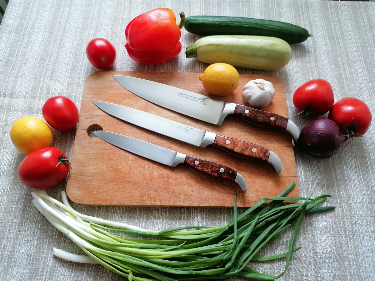 Это не набор, ножи приобретались по отдельности. Фото автора