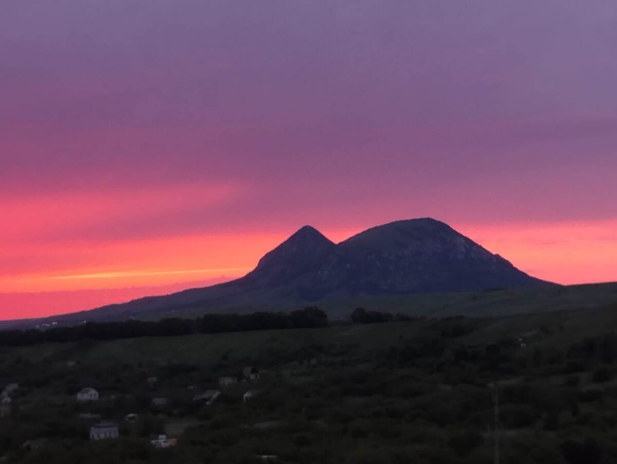 Гора Верблюд на закате дня.