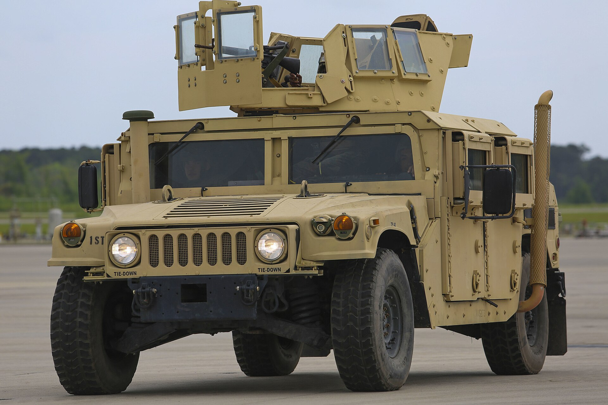 Американские HMMWV, он же «Хамви», считается надёжной боевой машиной, но на деле имеет несколько серьёзных проблем, выявленных в арабских странах. Фотография в свободном доступе.