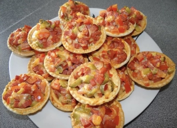 Закуска Пицца в тарталетках. Гости и близкие точно оценят