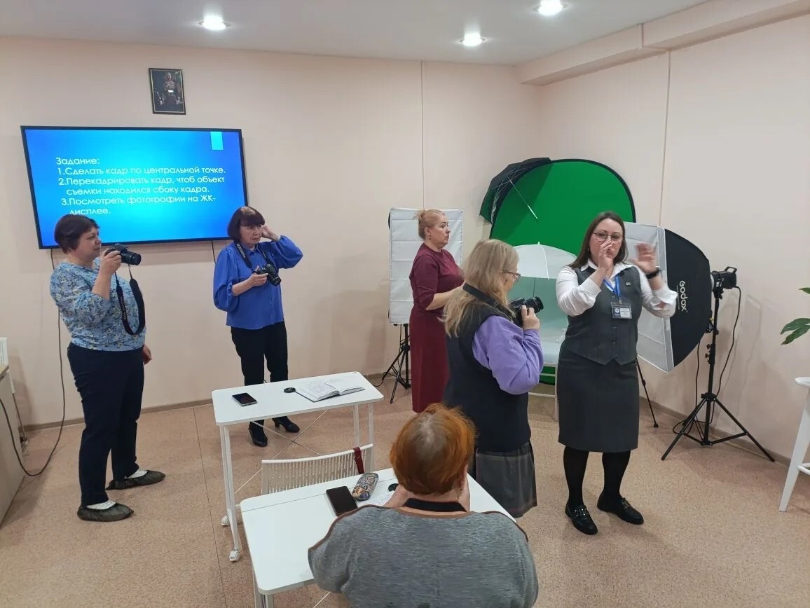 Мастер классы, которые проводят руководители студий на базе Центра Активного долголетия для граждан старшего поколения "Импульс". Фотографии автора.