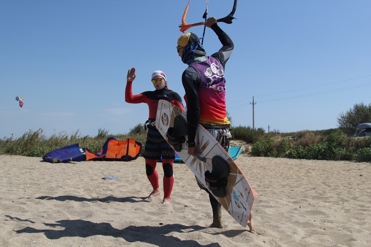 Кайт-обучение в Анапе, станица Благовещенская. Первые занятия проходят поэтапно: безопасность, управление кайтом, вода и первые старты.
