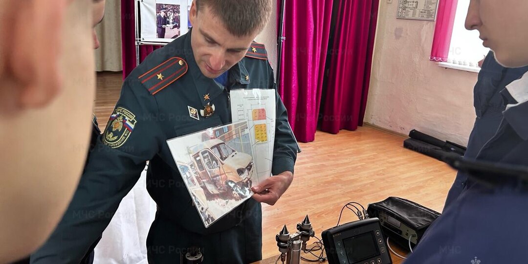Будущие спасатели: сотрудники МЧС рассказали выпускникам 11 классов о перспективах обучения и службы