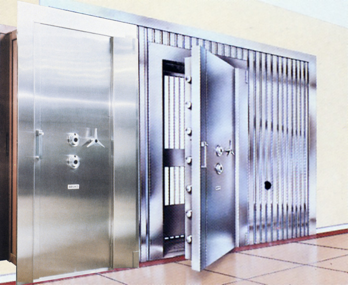 Классическая дверь в банковское хранилище из 80-х