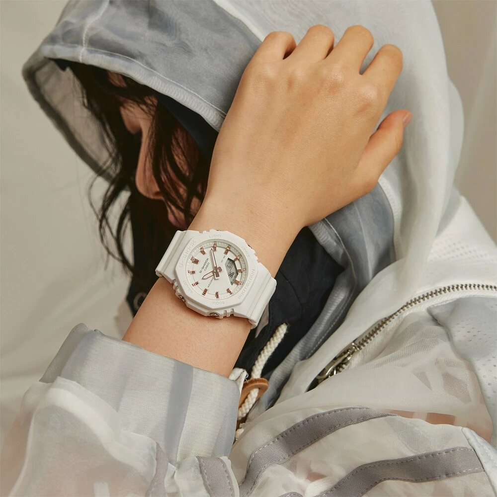 Модель G-Shock GMA-P2100M-7A гармонично смотрится на маленьком запястье. На такой руке сложно представить массивные часы с толстым корпусом
