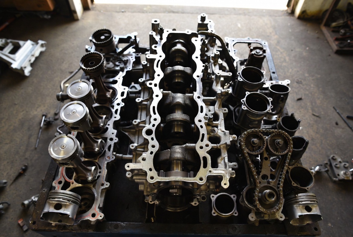 Разобранный мотор выглядит приблизительно так