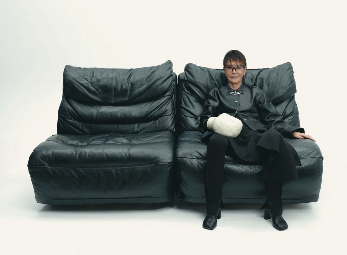     Рубашка, брюки, все — The Attico (ЦУМ); ботильоны, Dries Van Noten (ЦУМ); очки, Cultura; керамическая скульптура Flower Power, Алина Золотых (галерея TŌMO); колье и серьги, все — Classic, золото, бриллианты, Mercury