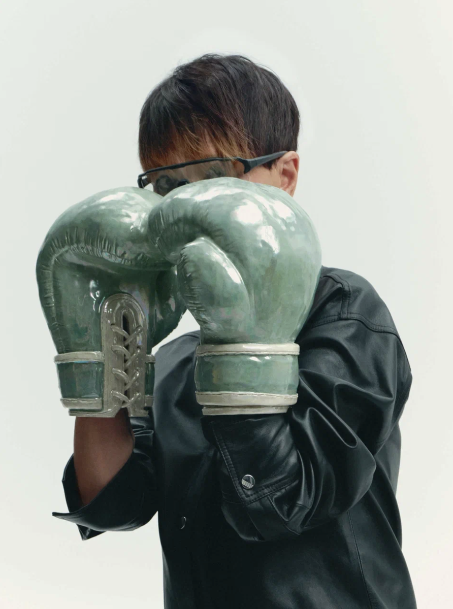     Рубашка, The Attico (ЦУМ); очки, Cultura; керамическая скульптура United Boxing Gloves, Алина Золотых (галерея TŌMO)