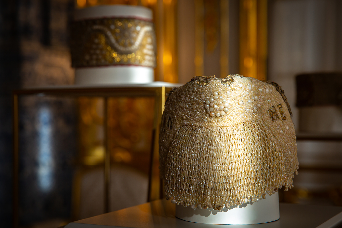 Кокошник Любови Ивановны Ершовой из коллекции Каргопольского музея на выставке “Северное солнце”. Фото: ГМЗ “Царское Село”, Екатерина Новак