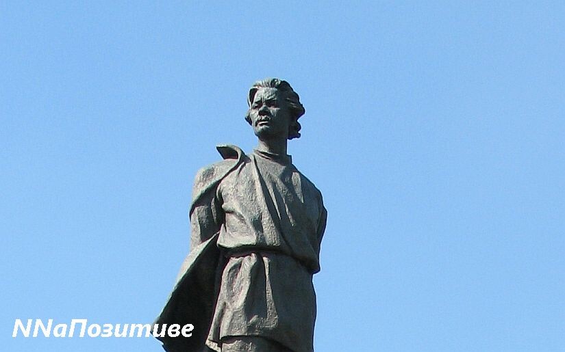 Памятник на площади Горького