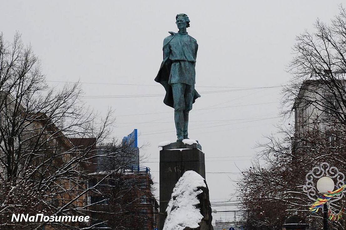 Памятник на площади Горького