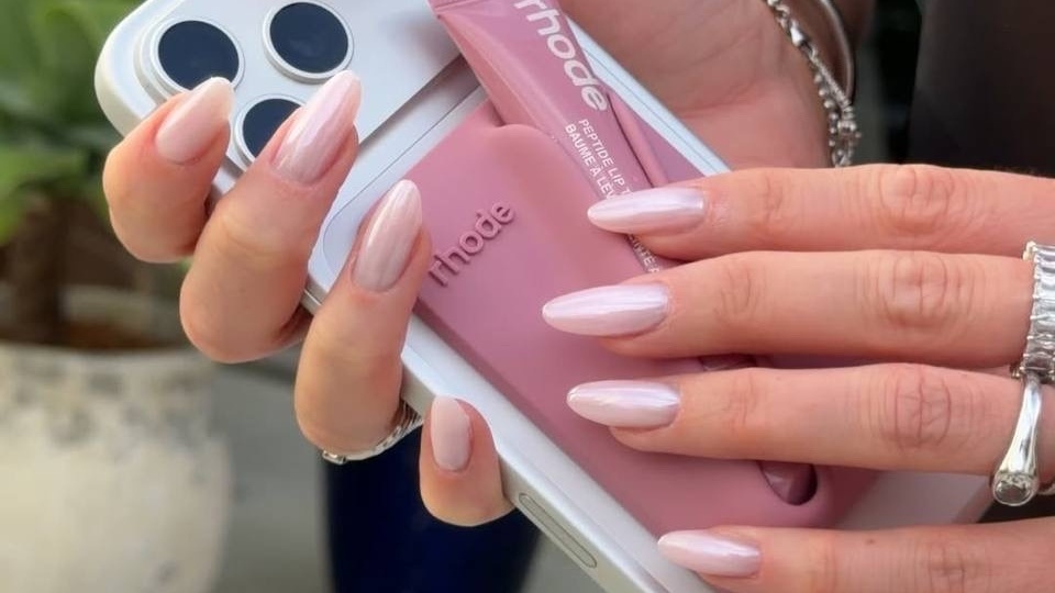 «Chrome Rosewater» - главный тренд маникюра весны 2026 по версии Vogue