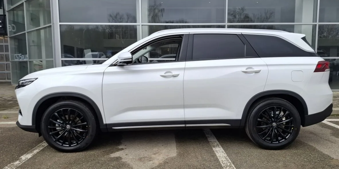 У Tenet T7 новый конкурент. В РФ начали продавать кроссовер Changan CS75 Pro. Сколько он стоит?