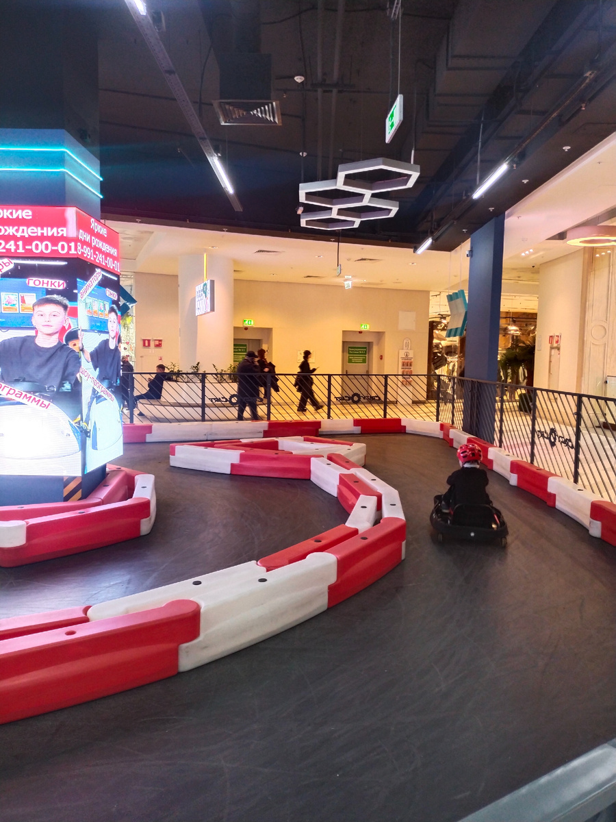 Это уже после всех болячек. Решила порадовать его, поехали погонять на картинг