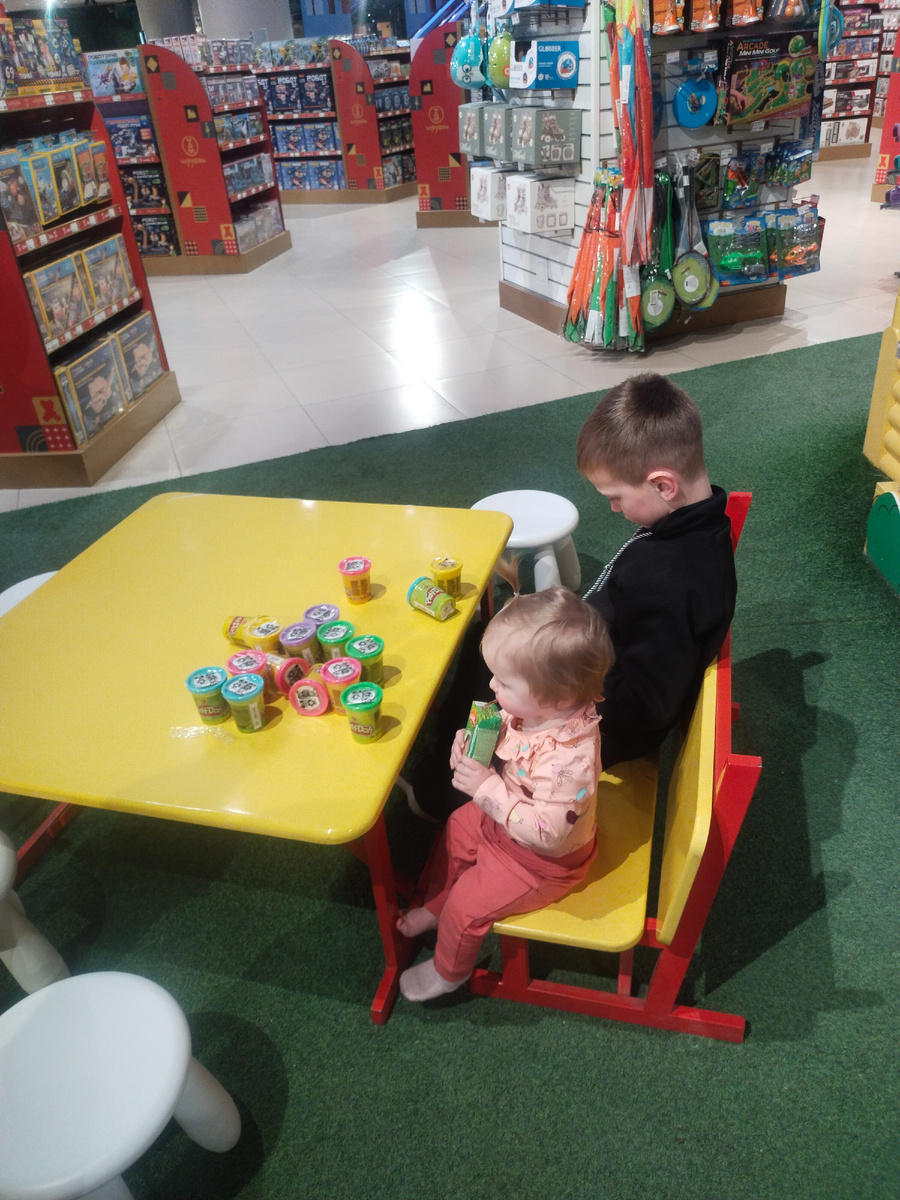 Развлекает одну из сестер 