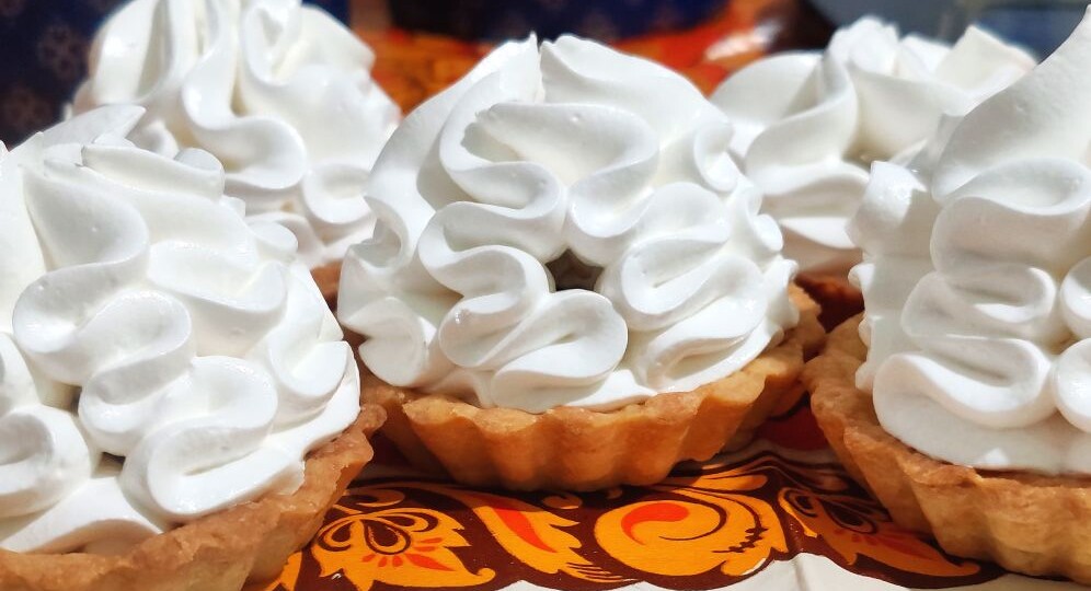 Песочные корзиночки как в детстве с абрикосовым вареньем и белковым кремом