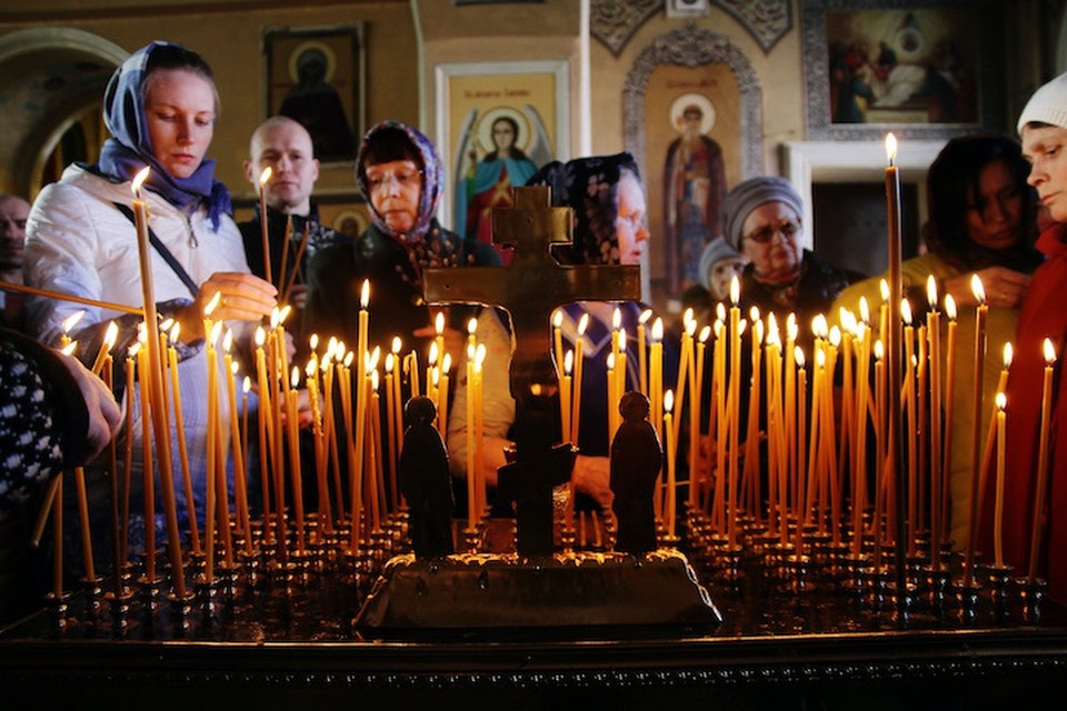    Церковные службы тоже можно посещать. Архив КП